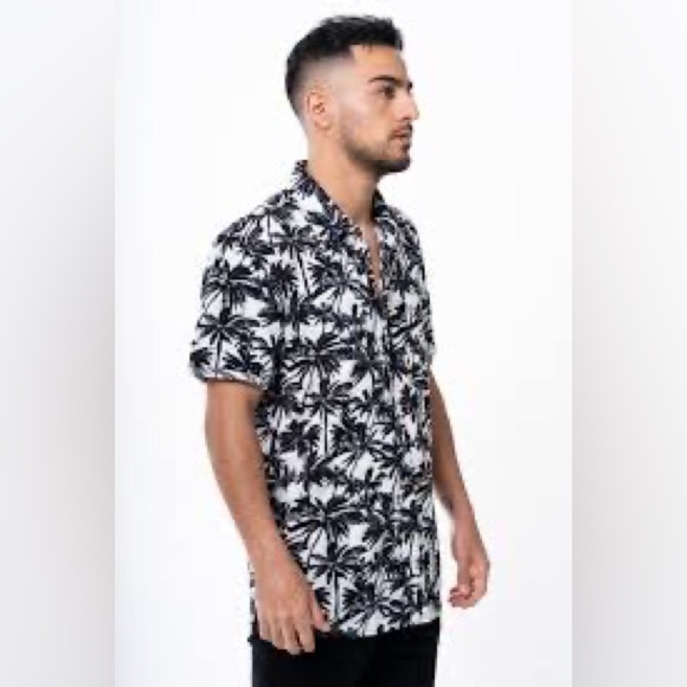 H&M Button Up Shirt Men's Large Black Gray White
Graphic Palm Tree Hawaiian top